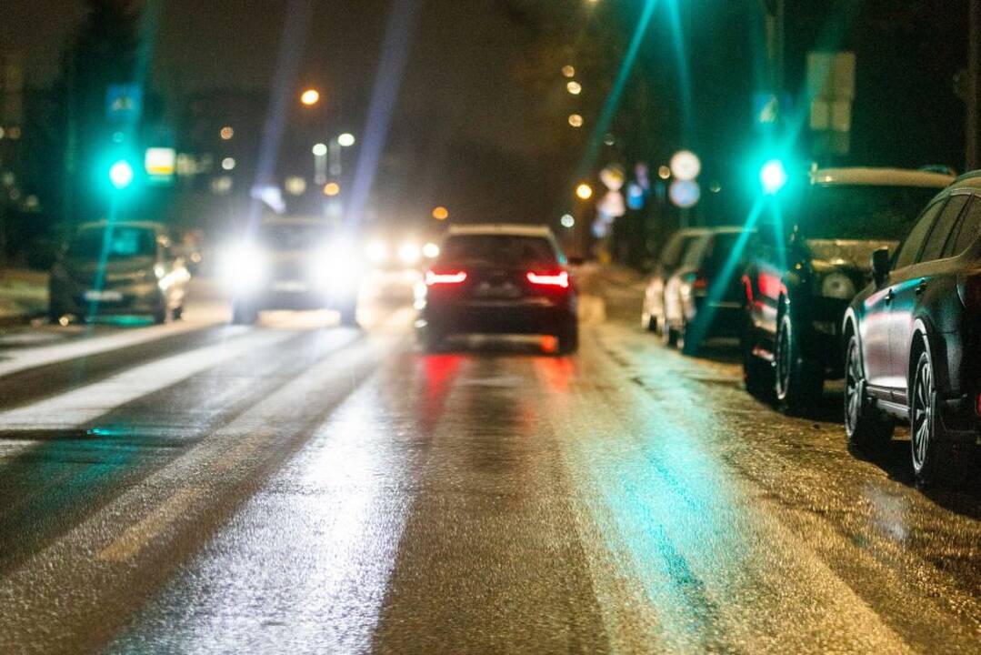 Vairuokite atsargiai – keliuose yra slidžių ruožų
