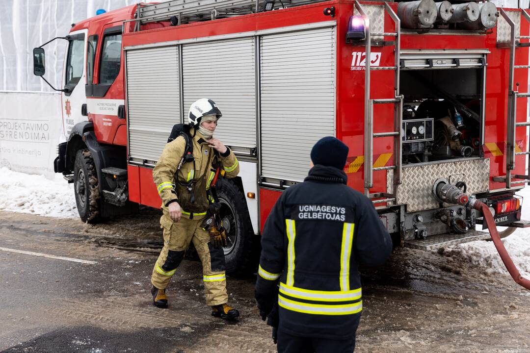Vilniuje užsidegė statomo daugiabučio namo fasadas