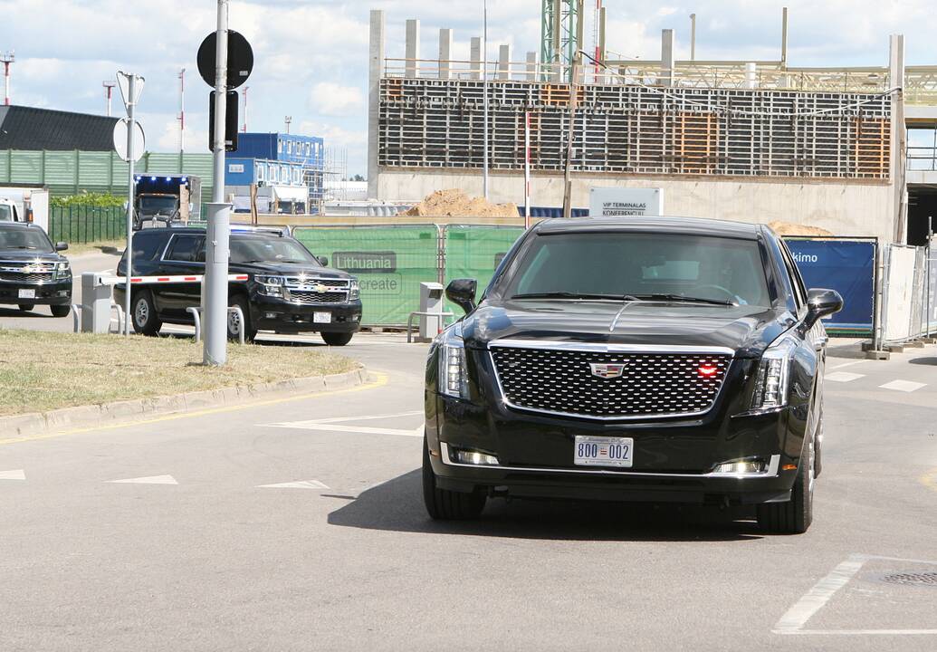 Vilnių pasiekė JAV prezidentui ir jo administracijai skirti automobiliai  
