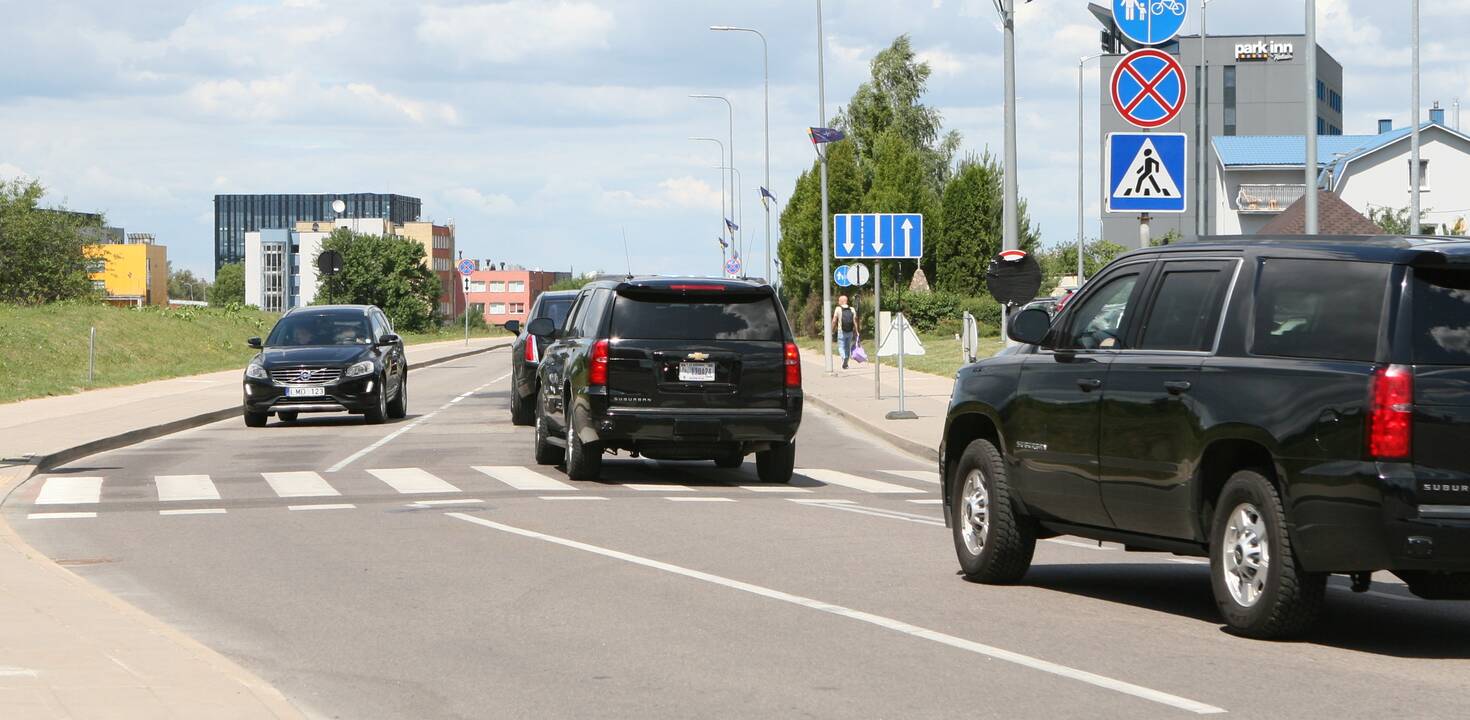 Vilnių pasiekė JAV prezidentui ir jo administracijai skirti automobiliai  
