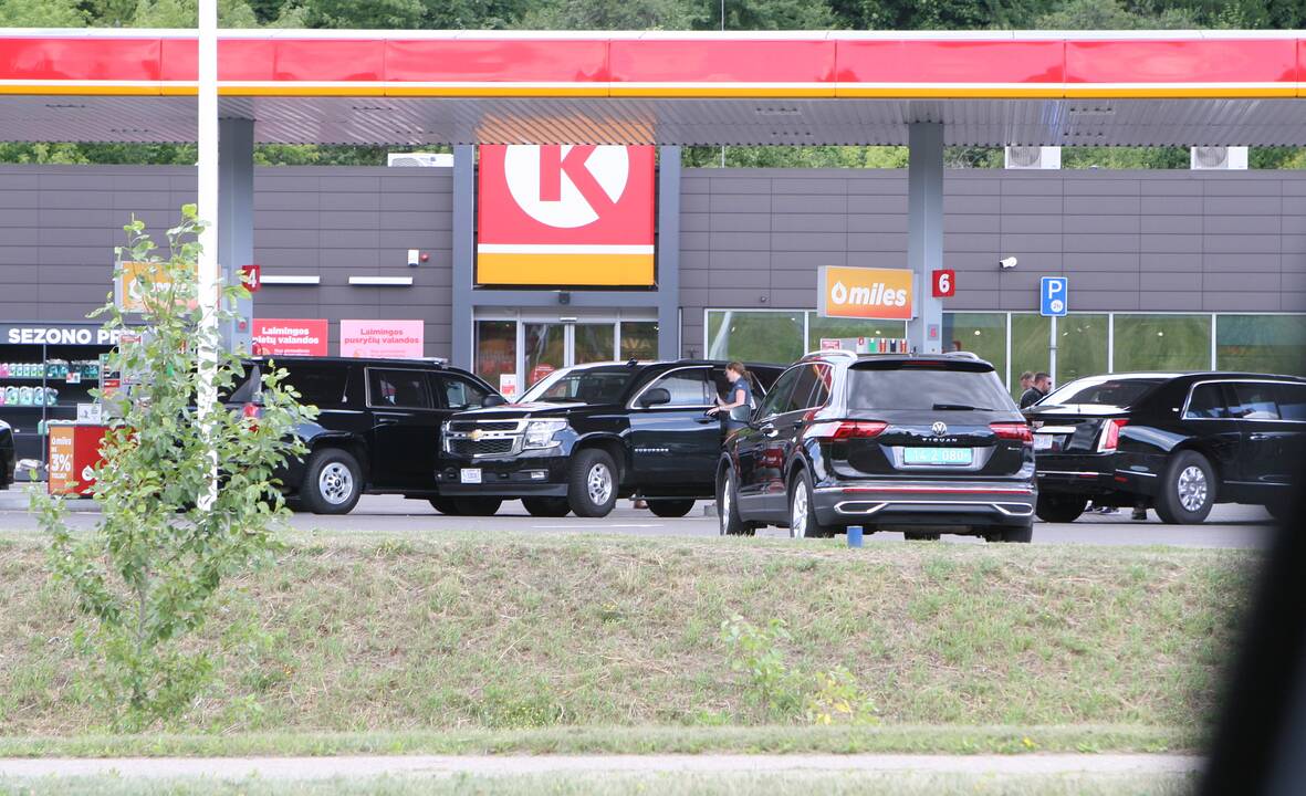 Vilnių pasiekė JAV prezidentui ir jo administracijai skirti automobiliai  