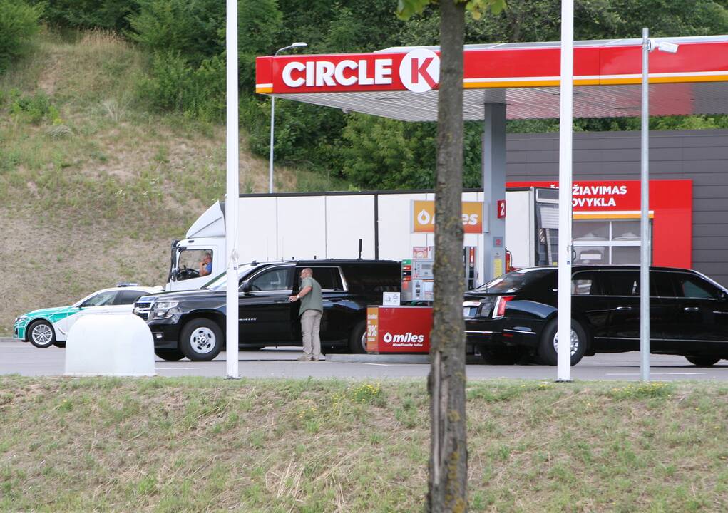 Vilnių pasiekė JAV prezidentui ir jo administracijai skirti automobiliai  