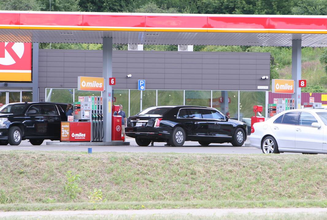 Vilnių pasiekė JAV prezidentui ir jo administracijai skirti automobiliai  