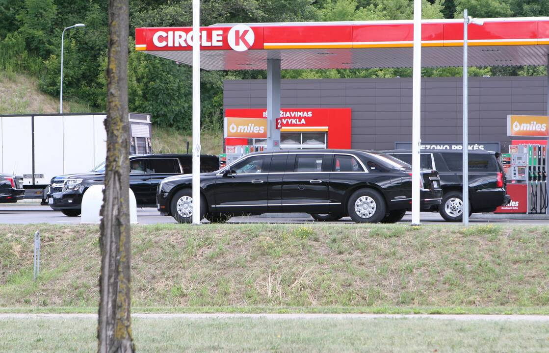 Vilnių pasiekė JAV prezidentui ir jo administracijai skirti automobiliai  