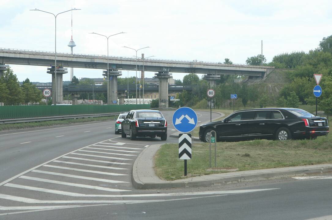 Vilnių pasiekė JAV prezidentui ir jo administracijai skirti automobiliai  