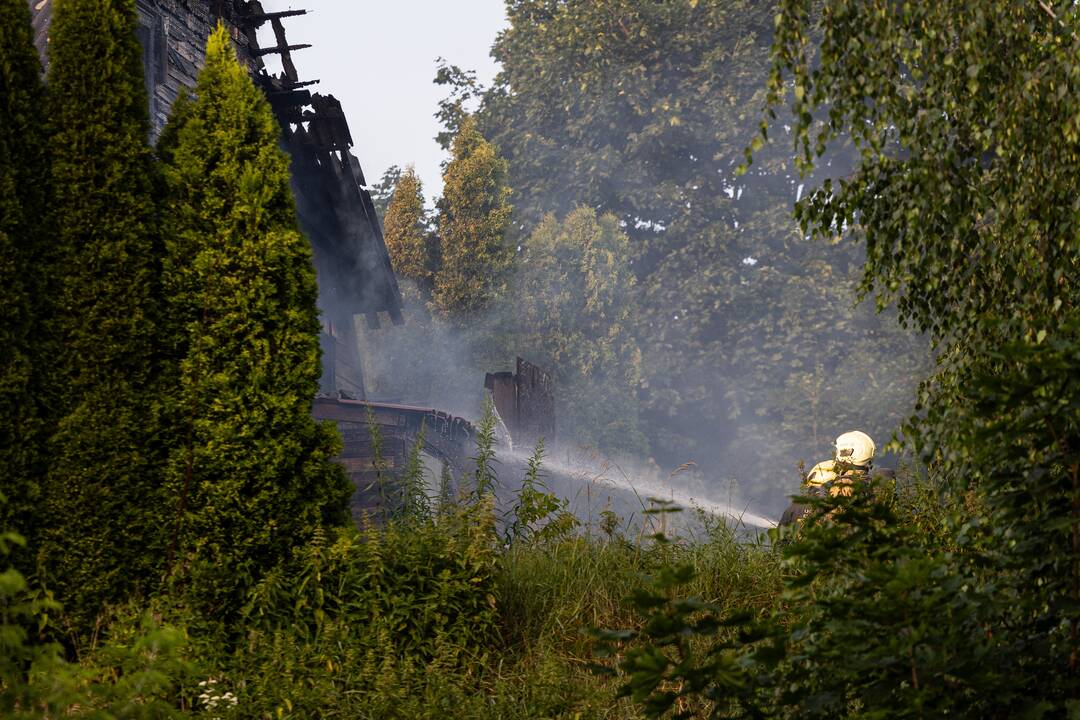 Vilniuje, Naujininkų rajone, užsiliepsnojo namas