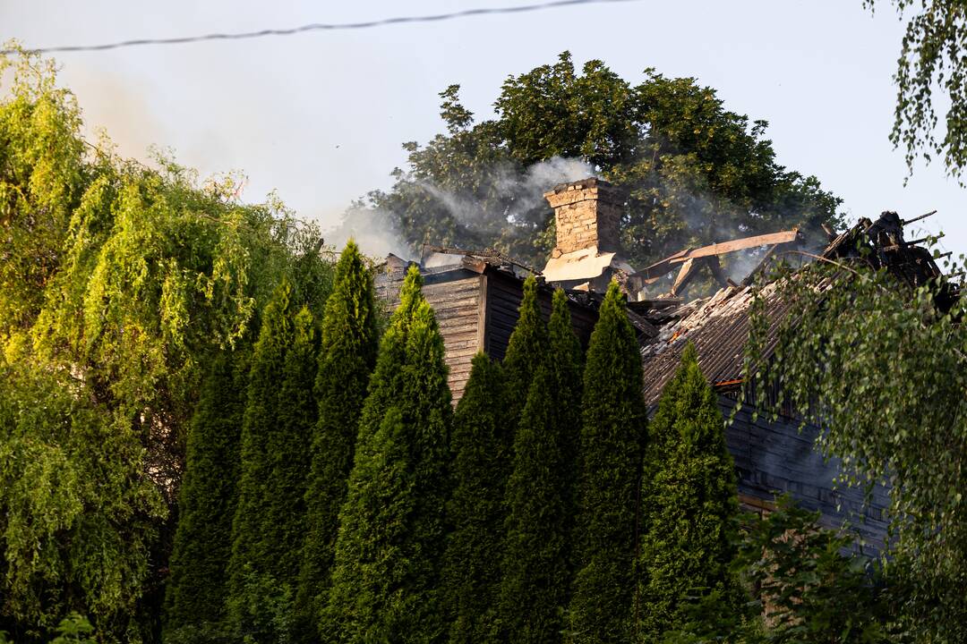 Vilniuje, Naujininkų rajone, užsiliepsnojo namas