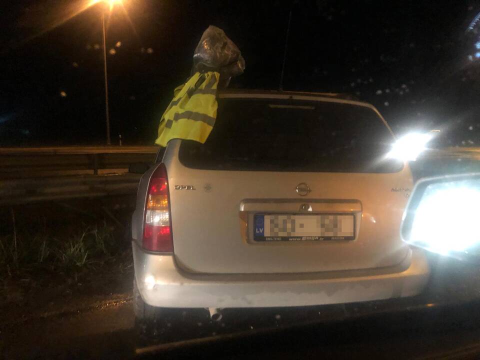 Situacija: štai taip po avarijos Kauno apskrities policijos pareigūnai paliko latvius ir jų automobilį.