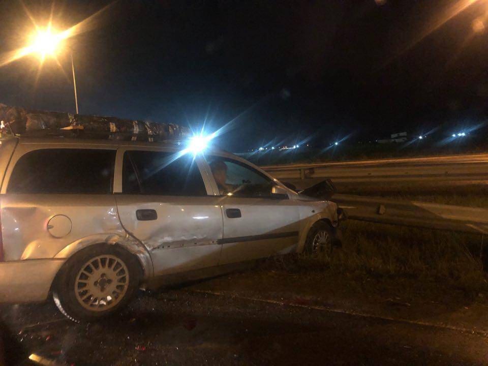 Situacija: štai taip po avarijos Kauno apskrities policijos pareigūnai paliko latvius ir jų automobilį.