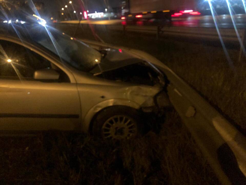 Situacija: štai taip po avarijos Kauno apskrities policijos pareigūnai paliko latvius ir jų automobilį.