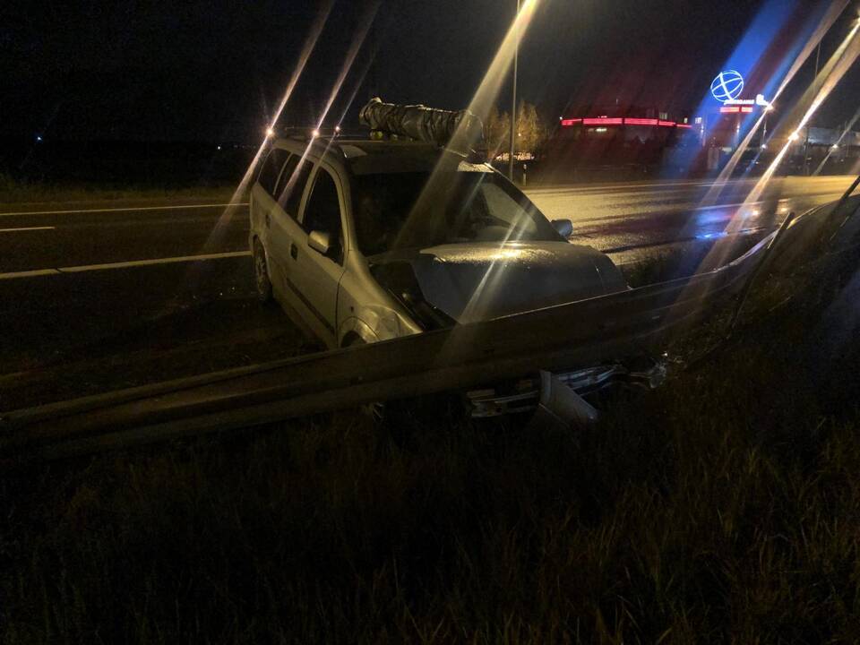 Situacija: štai taip po avarijos Kauno apskrities policijos pareigūnai paliko latvius ir jų automobilį.