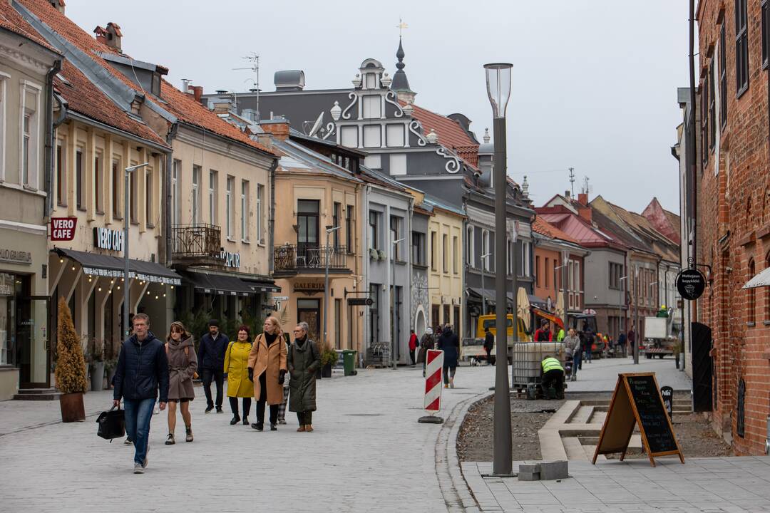 Naujieji šviestuvai (kairėje), senieji šviestuvai (dešinėje)