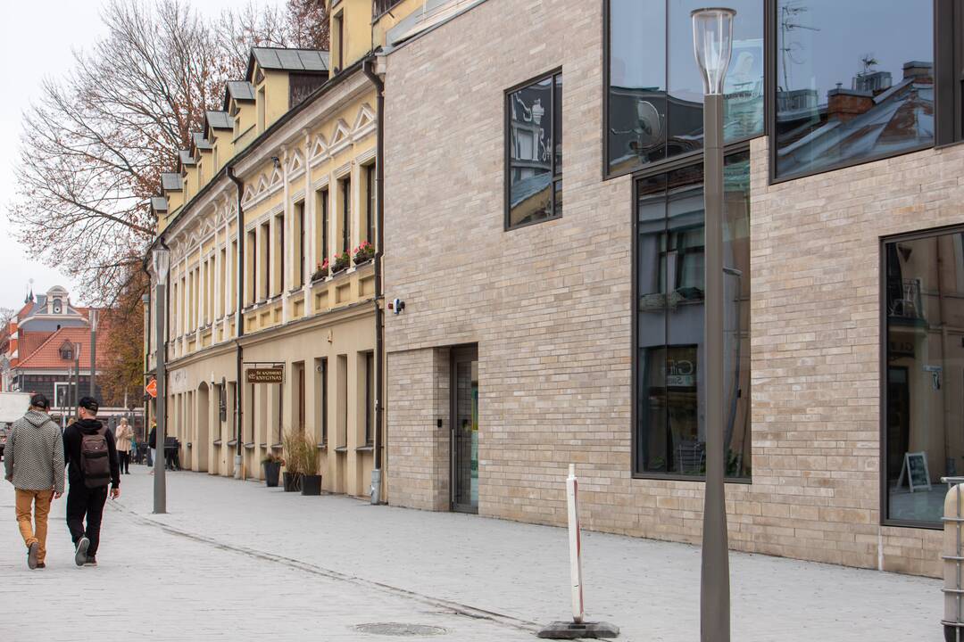 Naujieji šviestuvai (kairėje), senieji šviestuvai (dešinėje)