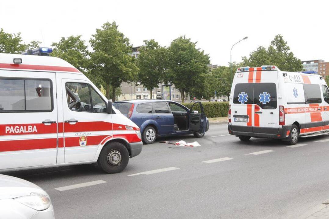 Telšiuose vairuotojas perėjoje partrenkė ir sužalojo senolę