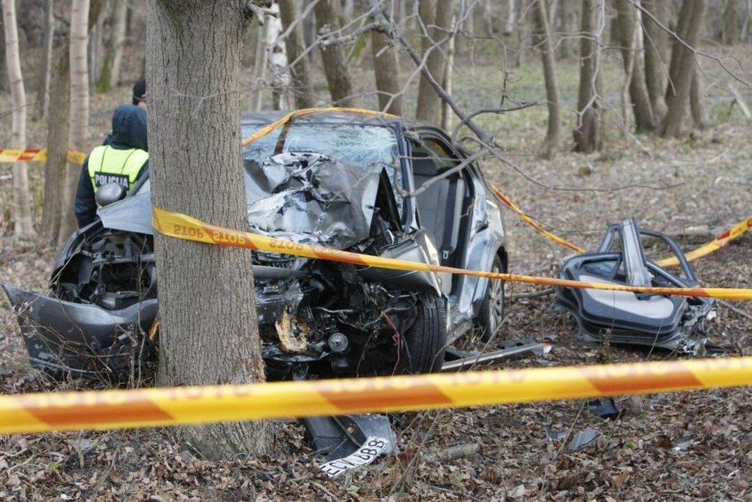 Šiaulių rajone žiemos išbandymų neišlaikė „Volkswagen“ vairuotojas – rėžėsi į medį