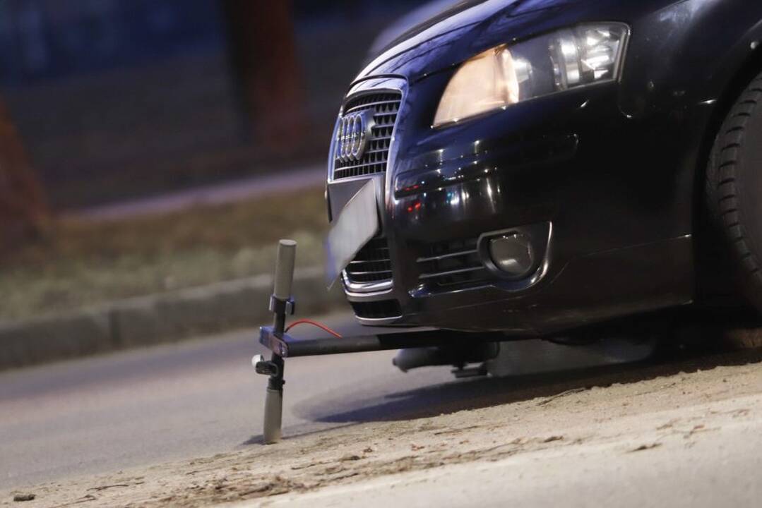  Prie „Urmo“ prekybos miestelio per automobilio ir paspirtuko susidūrimą nukentėjo jaunas vyras