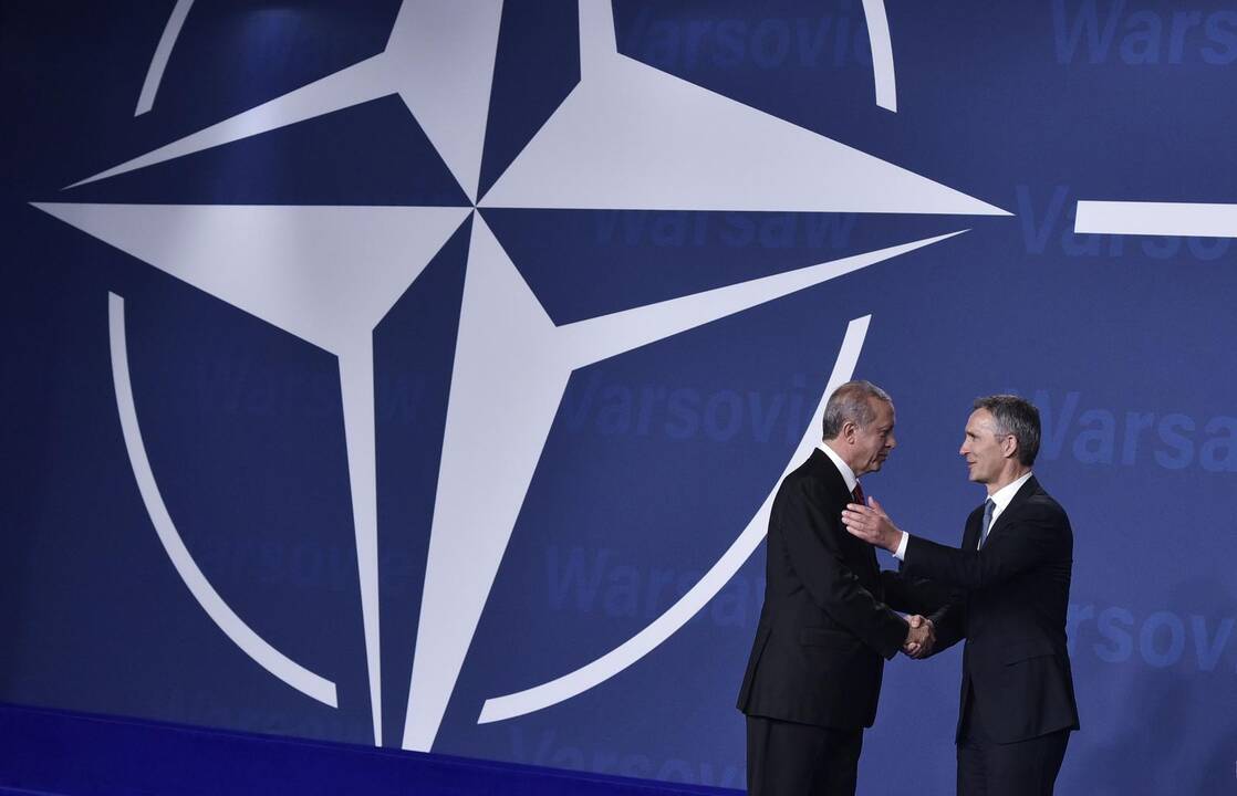 Recepas Tayyipas Erdoganas (kairėje) ir Jens Stoltenberg (dešinėje)