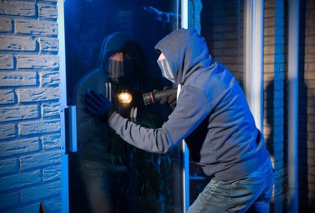 Į mažeikiškio namus įsibrovę plėšikai smurtavo ir pavogė pinigus