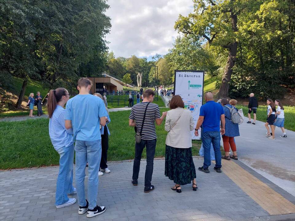 Prie Dariaus ir Girėno stadiono rikiuojasi pirmieji E. Sheerano gerbėjai