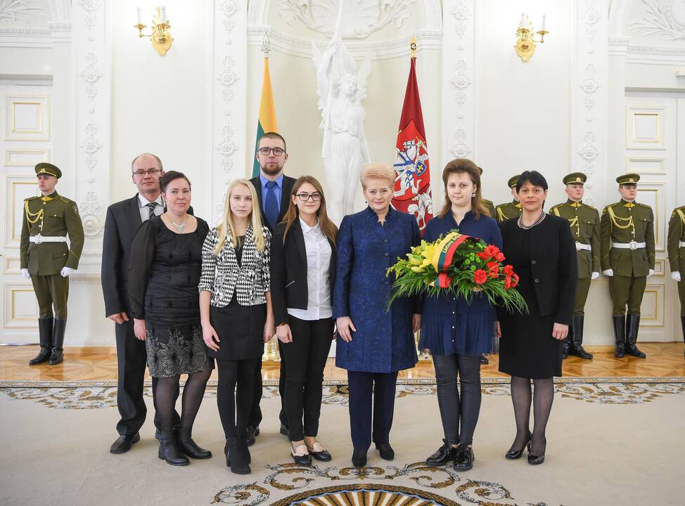 Prezidentės gėlės signatarų artimiesiems