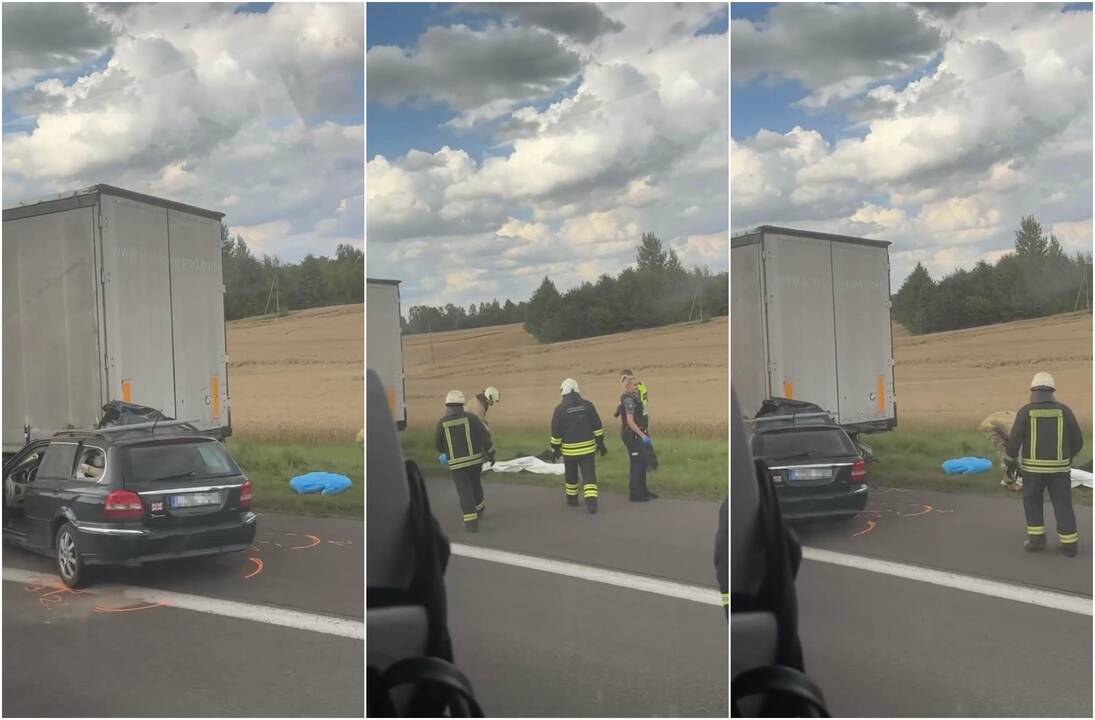 Mirtina avarija kelyje Kaunas-Raseiniai: į stovintį sunkvežimį rėžėsi „Jaguar“