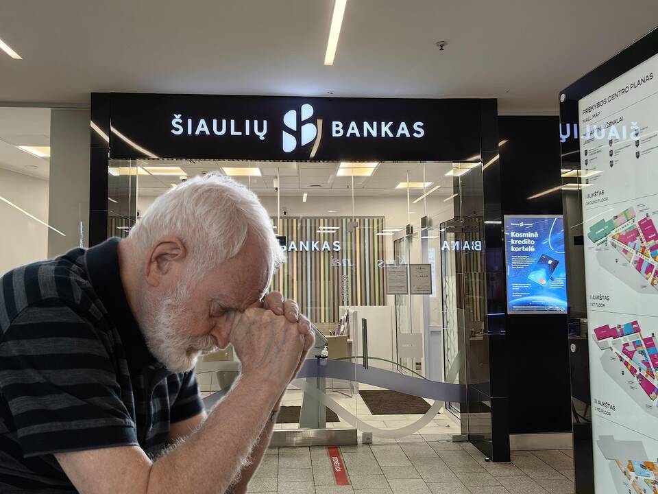 Pažintis: Šiaulių banko konsultantai vis ragina senjorus atvykti ir užpildyti anketą.