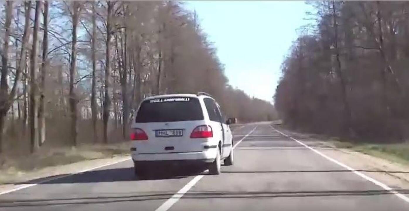 Stipriai greitį viršijęs vairuotojas teisinosi susiginčijęs su keleiviu