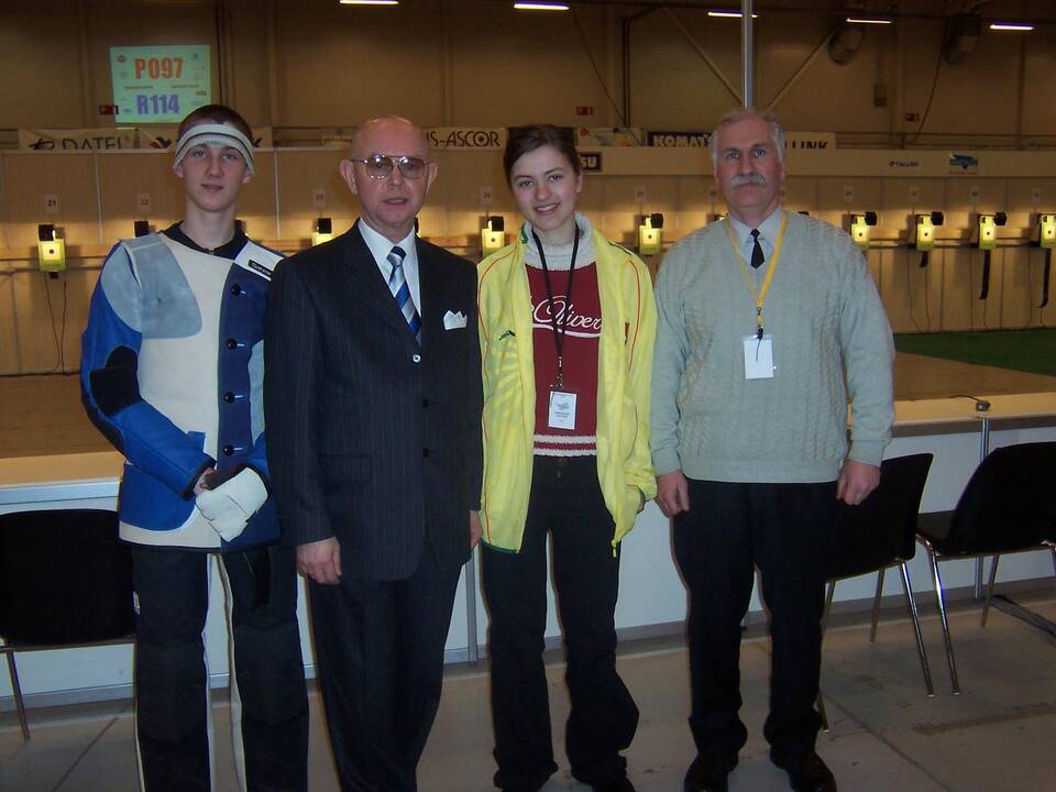 Pasiekimai: 2006 m. Lietuvos kulkinio šaudymo čempionato čempionai: (iš dešinės) Gytis Gutauskas, Mantas Stankevičius ir Danas Rakauskas bei jų treneris R.Stankevičius (antras dešinėje).