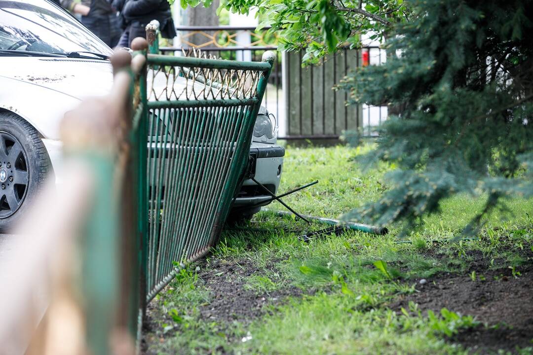 Prie BMW vairo – vos ant kojų pastovintis vairuotojas: kelionę sustabdė smūgis į tvorą