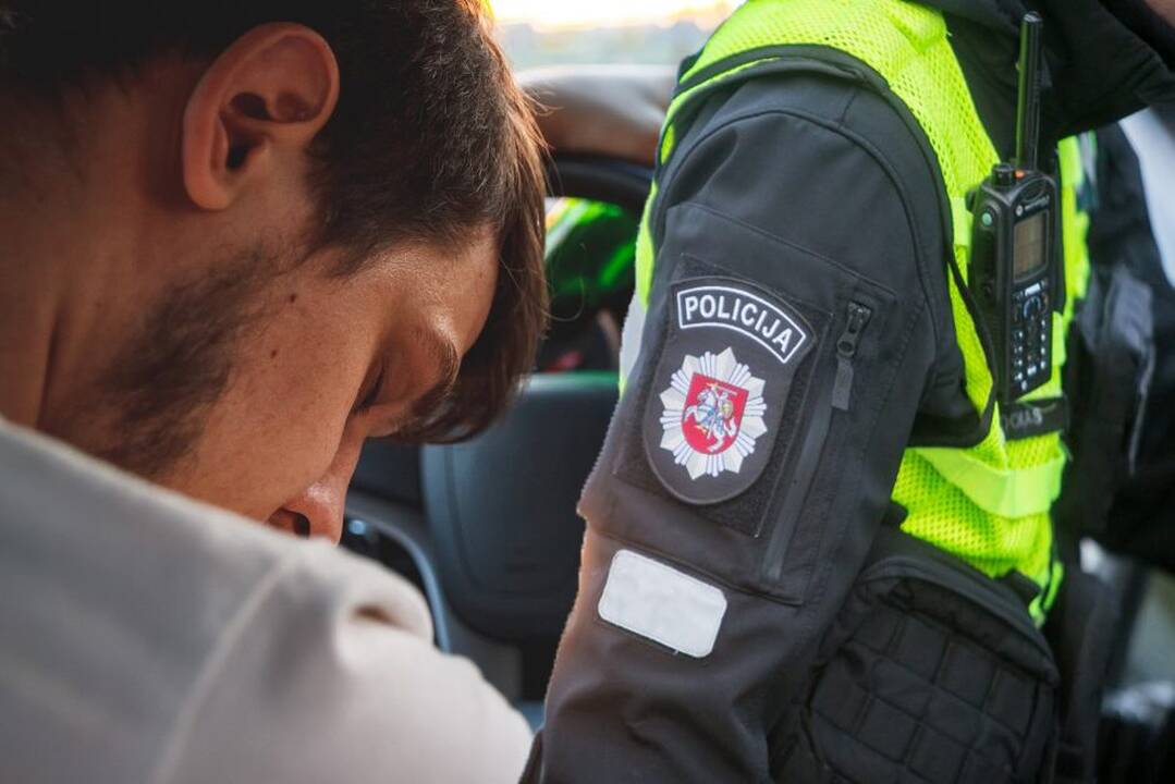 Raseinių rajone pričiuptas girtas vairavęs, policijos mokyklos kursantu prisistatęs vyras