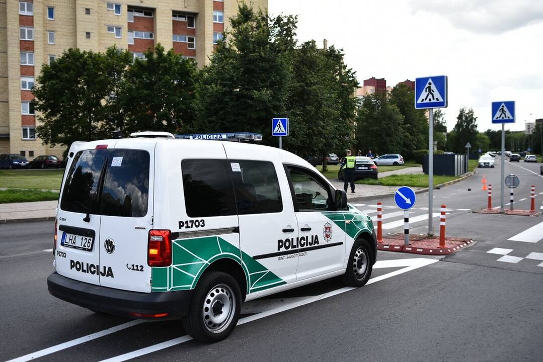 Klaipėdoje „Aro“ pareigūno vairuotas automobilis partrenkė per perėją ėjusią moterį