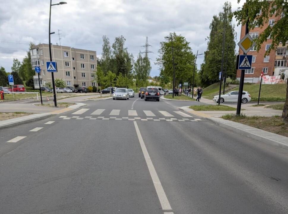 Ieškomi liudininkai: gal matėte šią BMW ir motorolerio avariją?