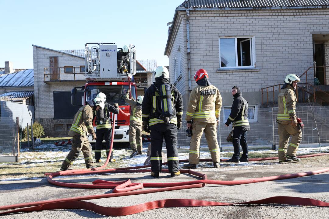 Šokas dviem aleksotiškių šeimoms: namo kamine – atvira liepsna