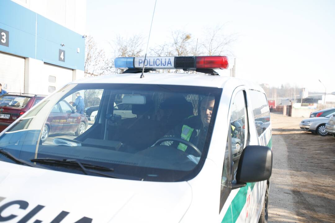 Kelyje, automobilyje „Mercedes-Benz“, rastas negyvas vyras