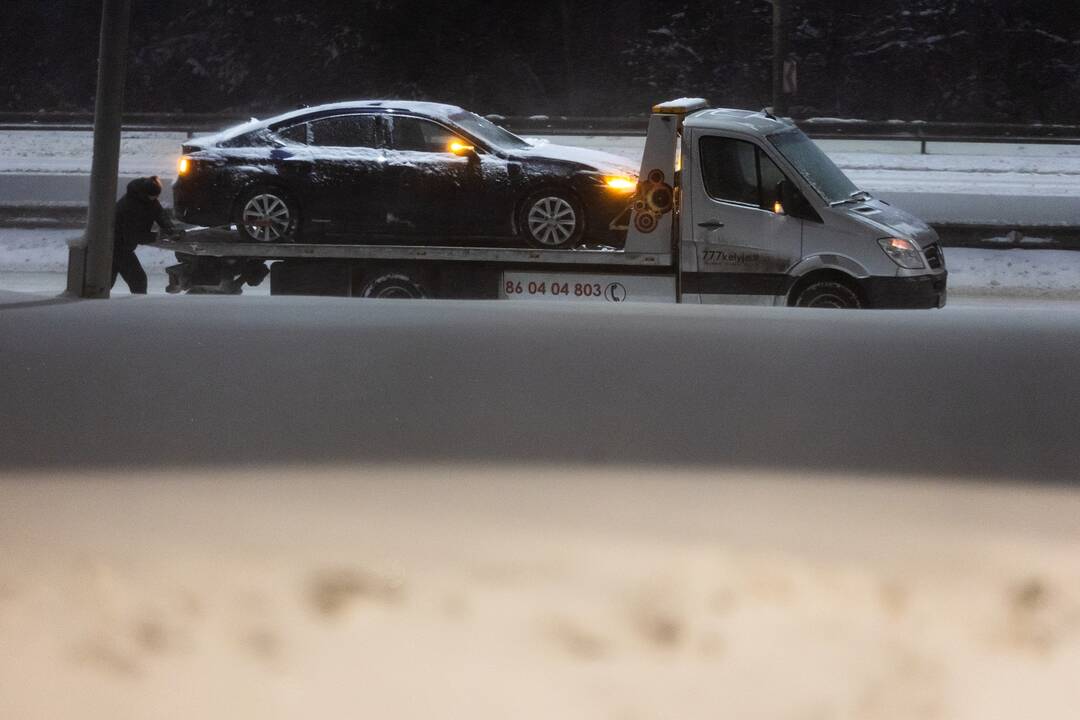 Kelių druska: ką daryti, kad žiema netaptų nuosprendžiu jūsų automobiliui?