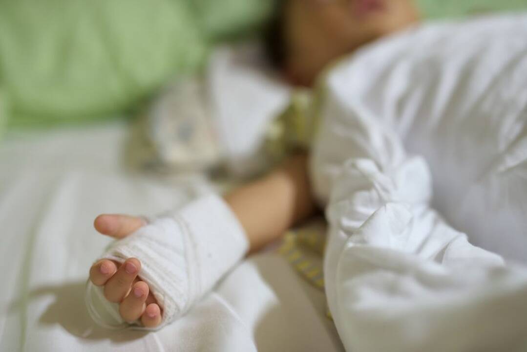 Žiauriai sumušta dvimetė pabudo iš komos, bet yra ir blogų žinių