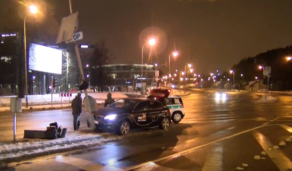 Apmaudi klaida kainavo brangiai: jauna „CityBee“ vairuotoja rėžėsi į šviesoforą