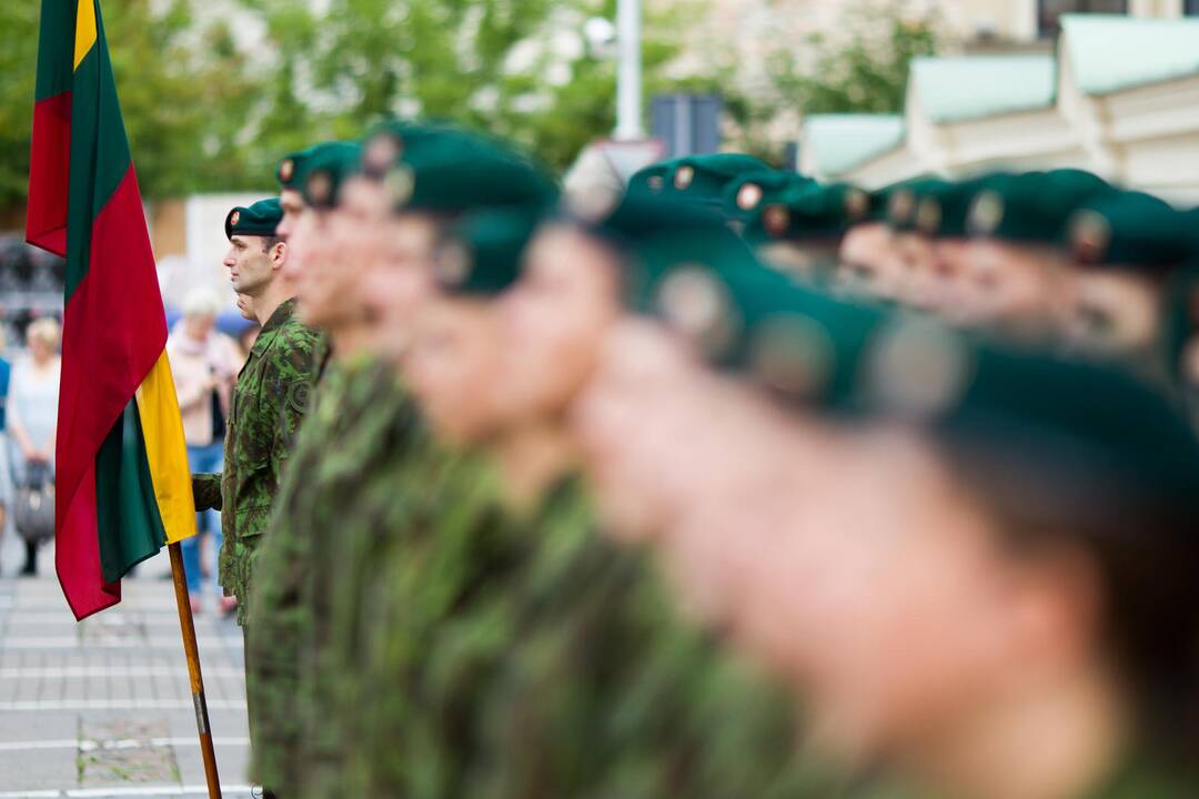 Penkeriais metais pailgintas karių ir karininkų tarnybos laikas