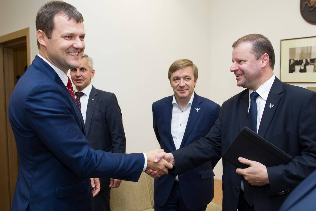 Gintautas Paluckas (kairėje), Ramūnas Karbauskis (viduryje), Saulius Skvernelis (dešinėje)