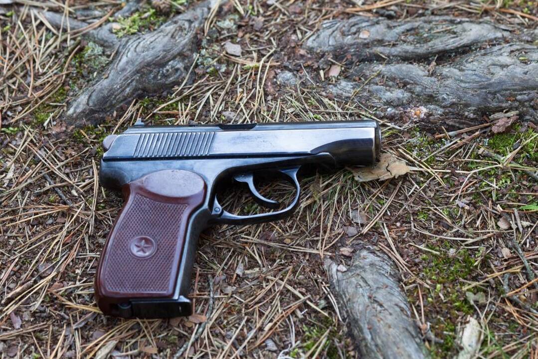 Kaunietis miške pametė teisėtai laikomą pistoletą su šoviniais