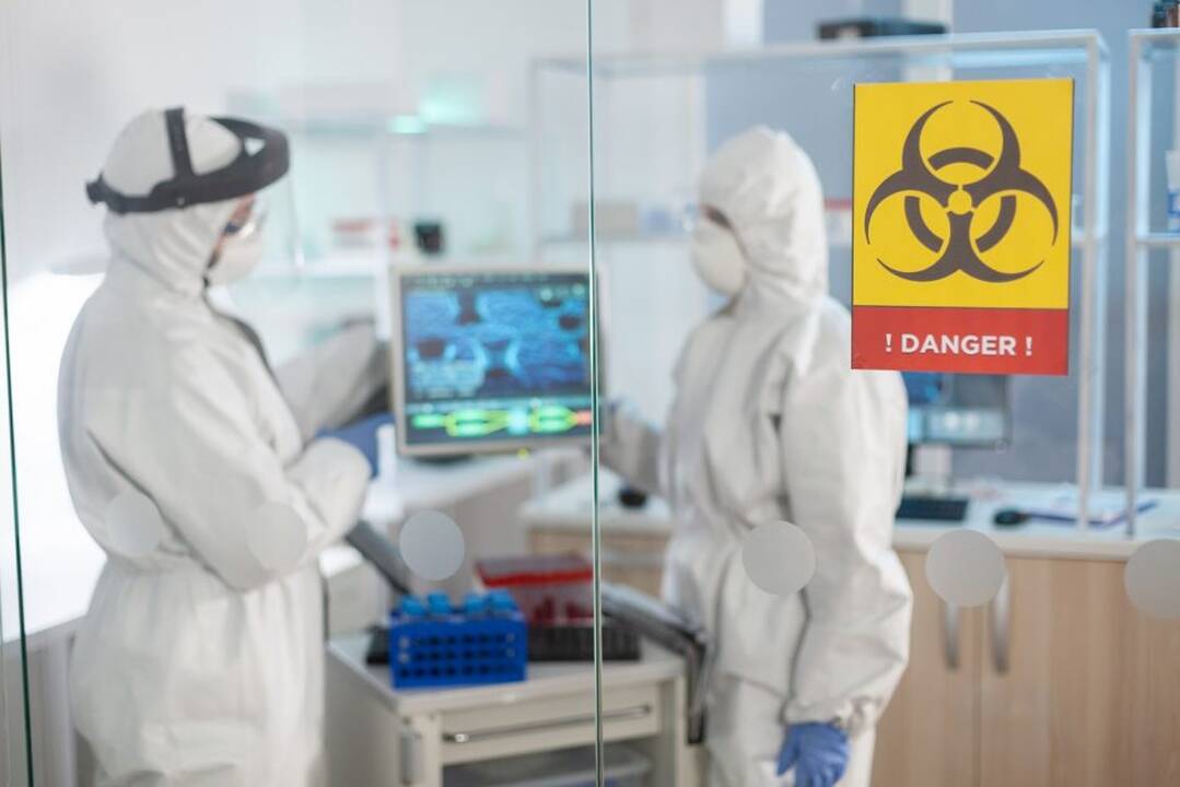 JAV agentūra: COVID-19 greičiausiai kilo dėl iš Kinijos laboratorijos pasklidusio viruso