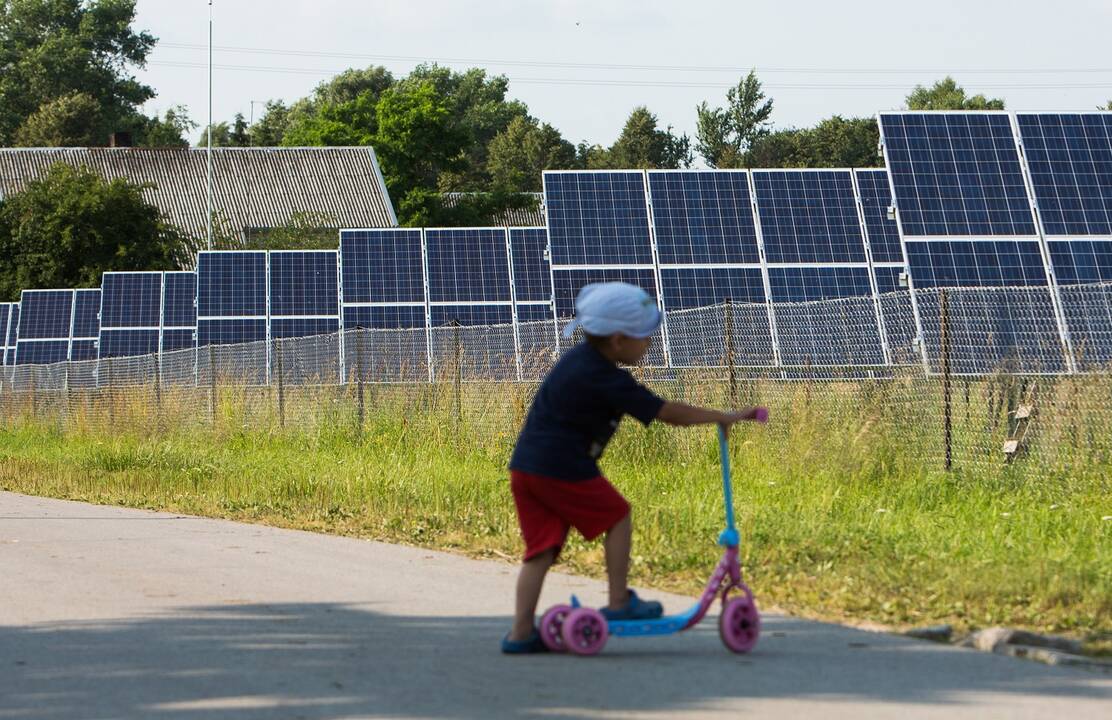 Efektyvumas: vėjo ir saulės elektrinės elektros gamybos piką pasiekia skirtingomis oro sąlygomis.