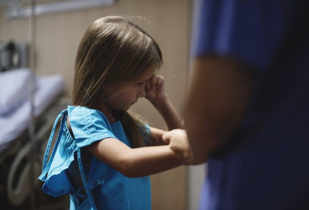 Naktį visiškai girta moteris pratrūko – sumušė 12-metę mergaitę