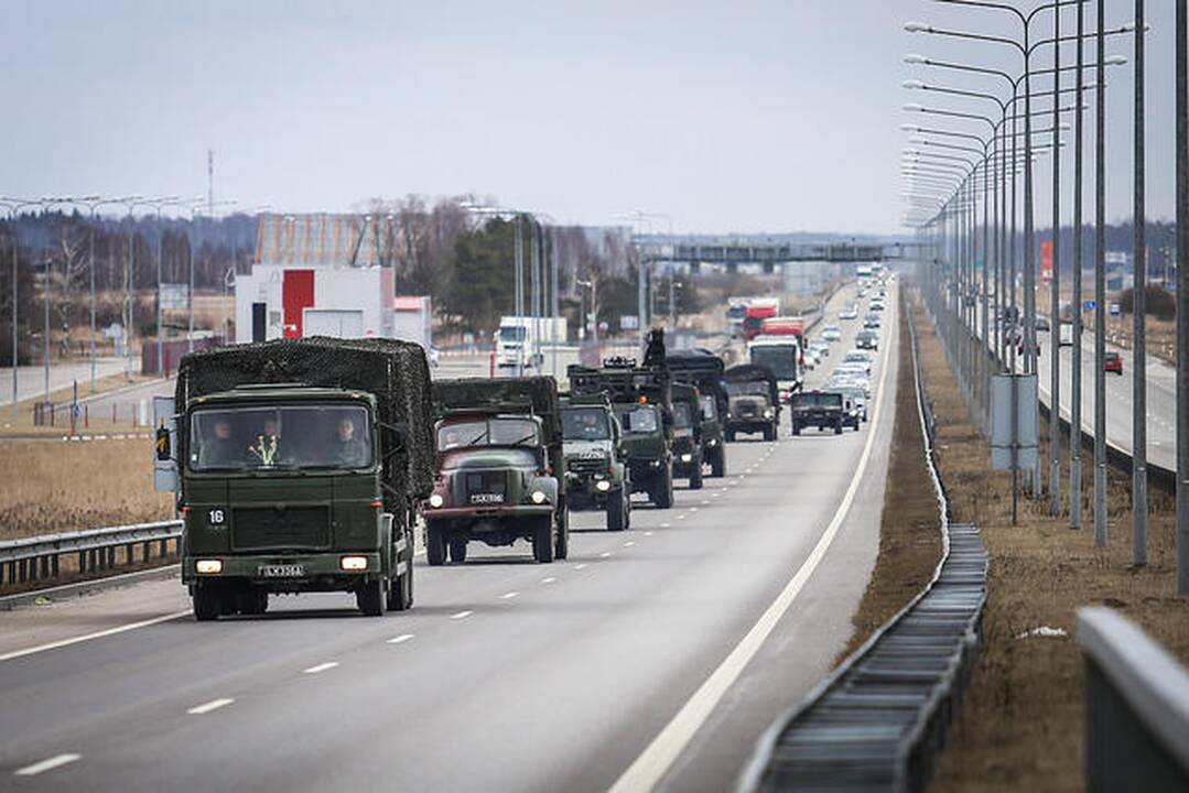 Nusiteikite eismo pokyčiams: šalies keliais intensyviai judės karinė technika
