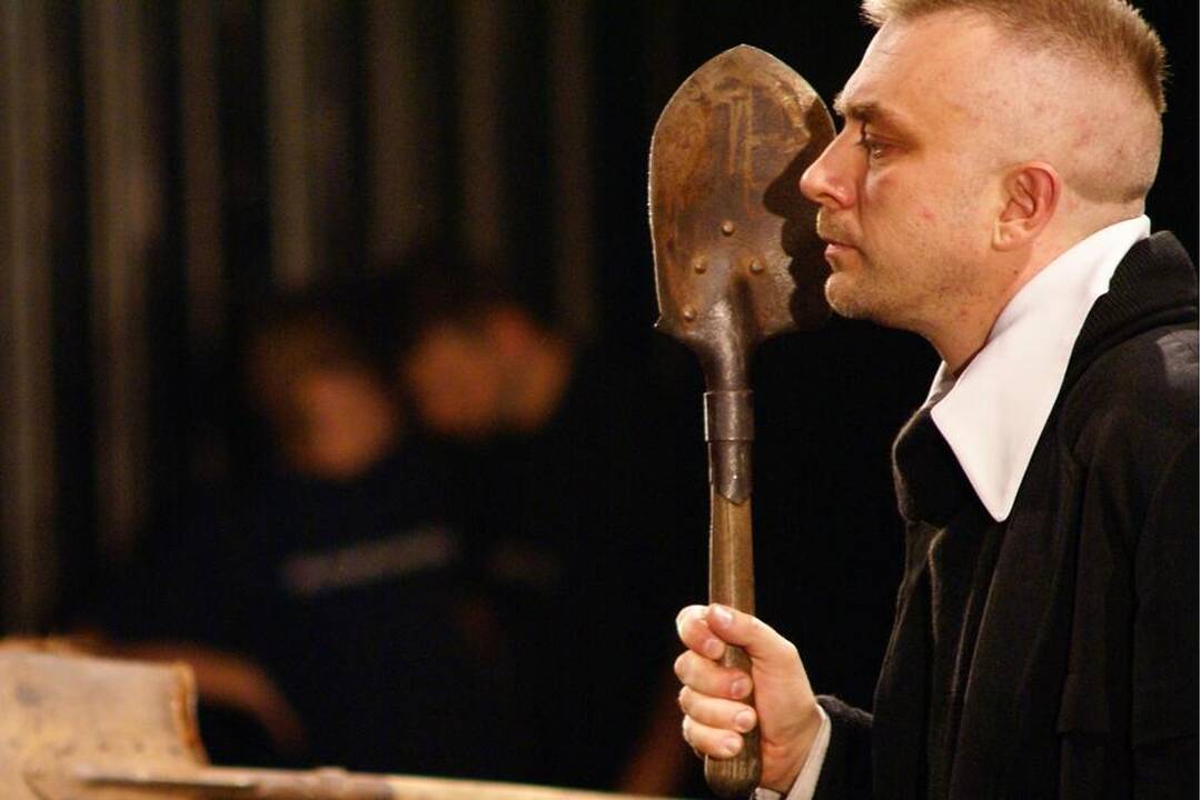 Veidai: pagerbiant E.Nekrošiaus atminimą, trumpam atgis pagrindinių jo spektaklių herojai, kuriuos scenoje įkūnijo A.Mamontovas, R.Kazlas, A.Bendoriūtė ir kiti.