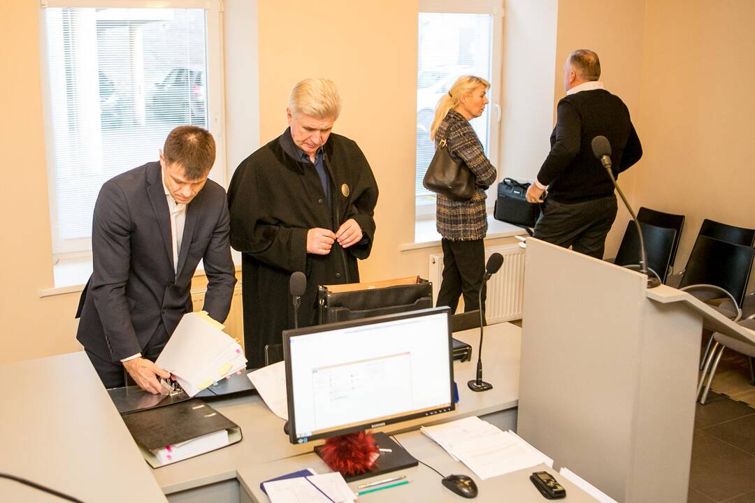 Pozicija: nei V.Petraitis, nei V.Petraitienė jiems pareikštų kaltinimų nepripažįsta.