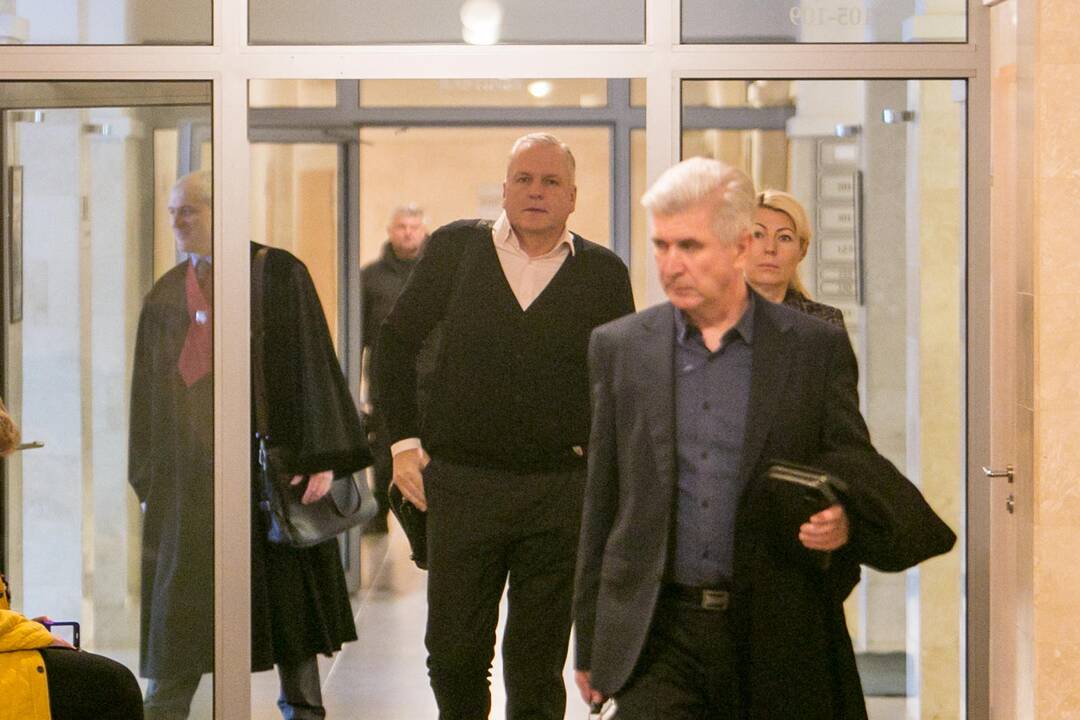 Pozicija: nei V.Petraitis, nei V.Petraitienė jiems pareikštų kaltinimų nepripažįsta.