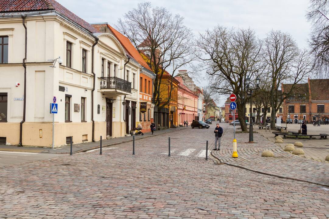 Nepaiso: kai kurie vairuotojai Rotušės aikštėje važiuoja prieš eismą.