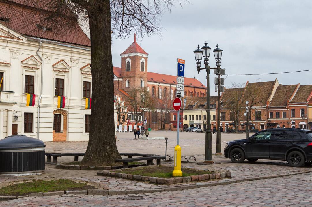 Nepaiso: kai kurie vairuotojai Rotušės aikštėje važiuoja prieš eismą.