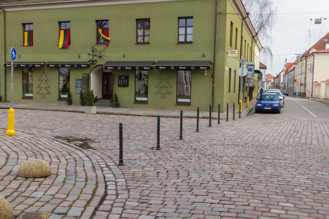 Nepaiso: kai kurie vairuotojai Rotušės aikštėje važiuoja prieš eismą.